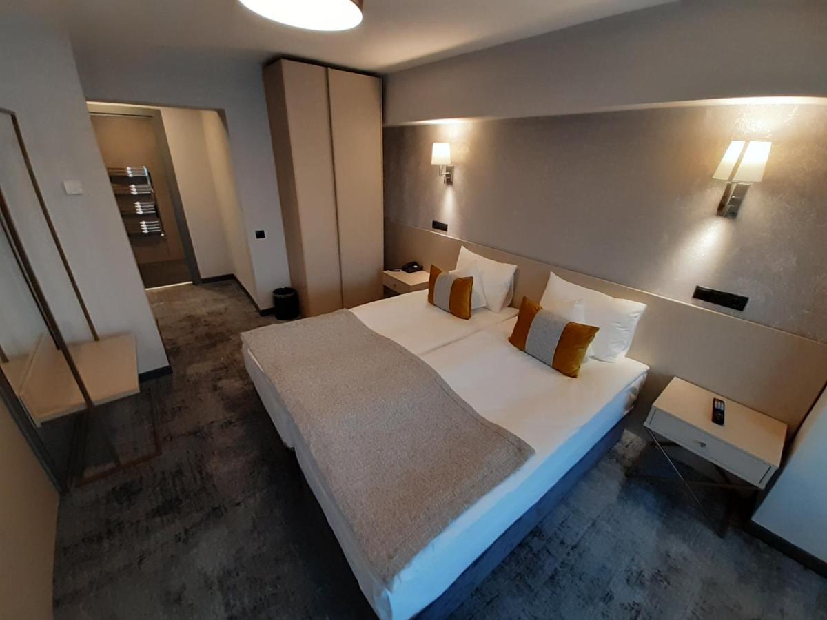 Hotel Univers Cluj-Napoca Extérieur photo